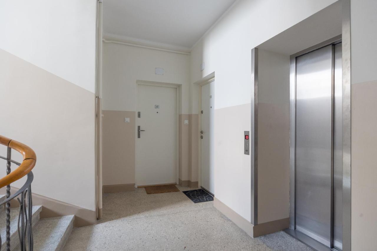 Metro Raclawicka Red Apartment ワルシャワ エクステリア 写真