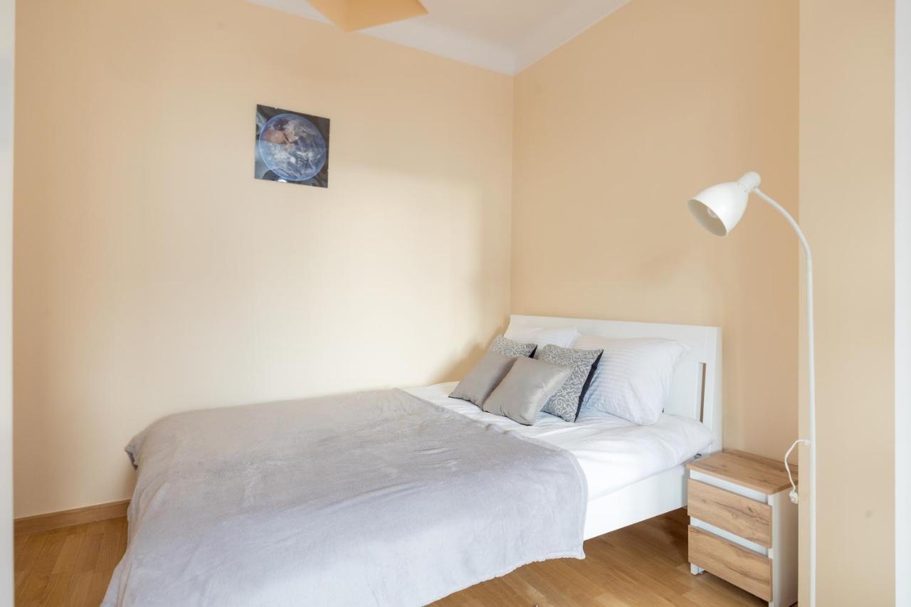 Metro Raclawicka Red Apartment ワルシャワ エクステリア 写真